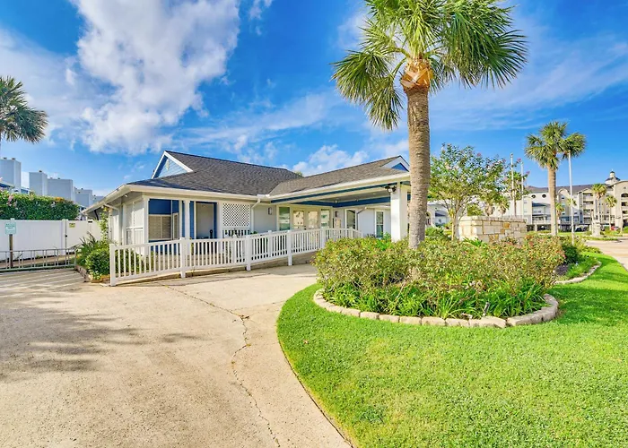 Romantic Galveston Retreat Bay View, Pool Access!