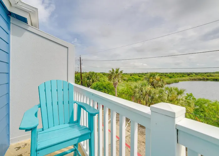 Romantic Galveston Retreat Bay View, Pool Access!