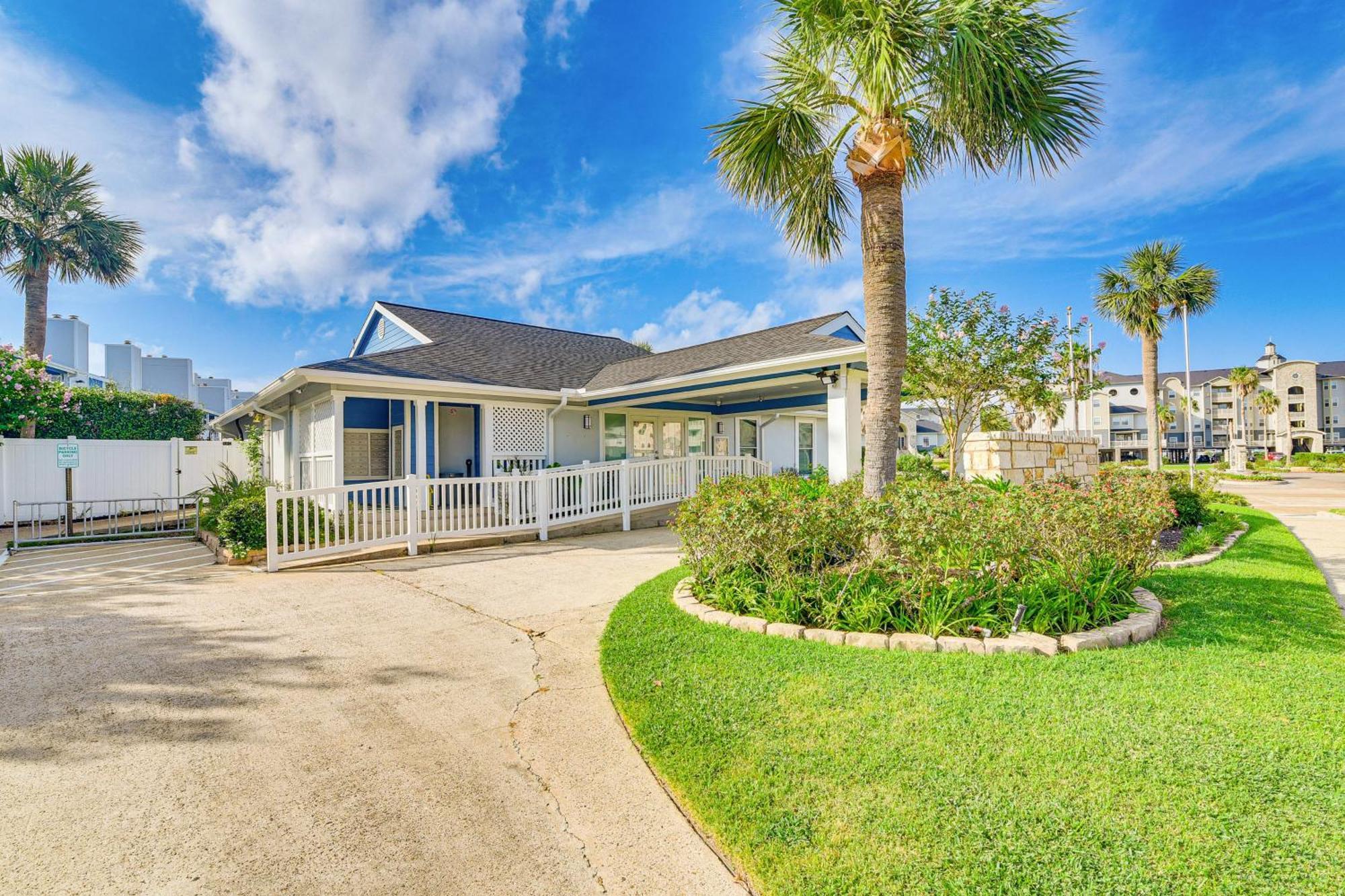 Apartment Romantic Retreat Bay View, Pool Access! Galveston