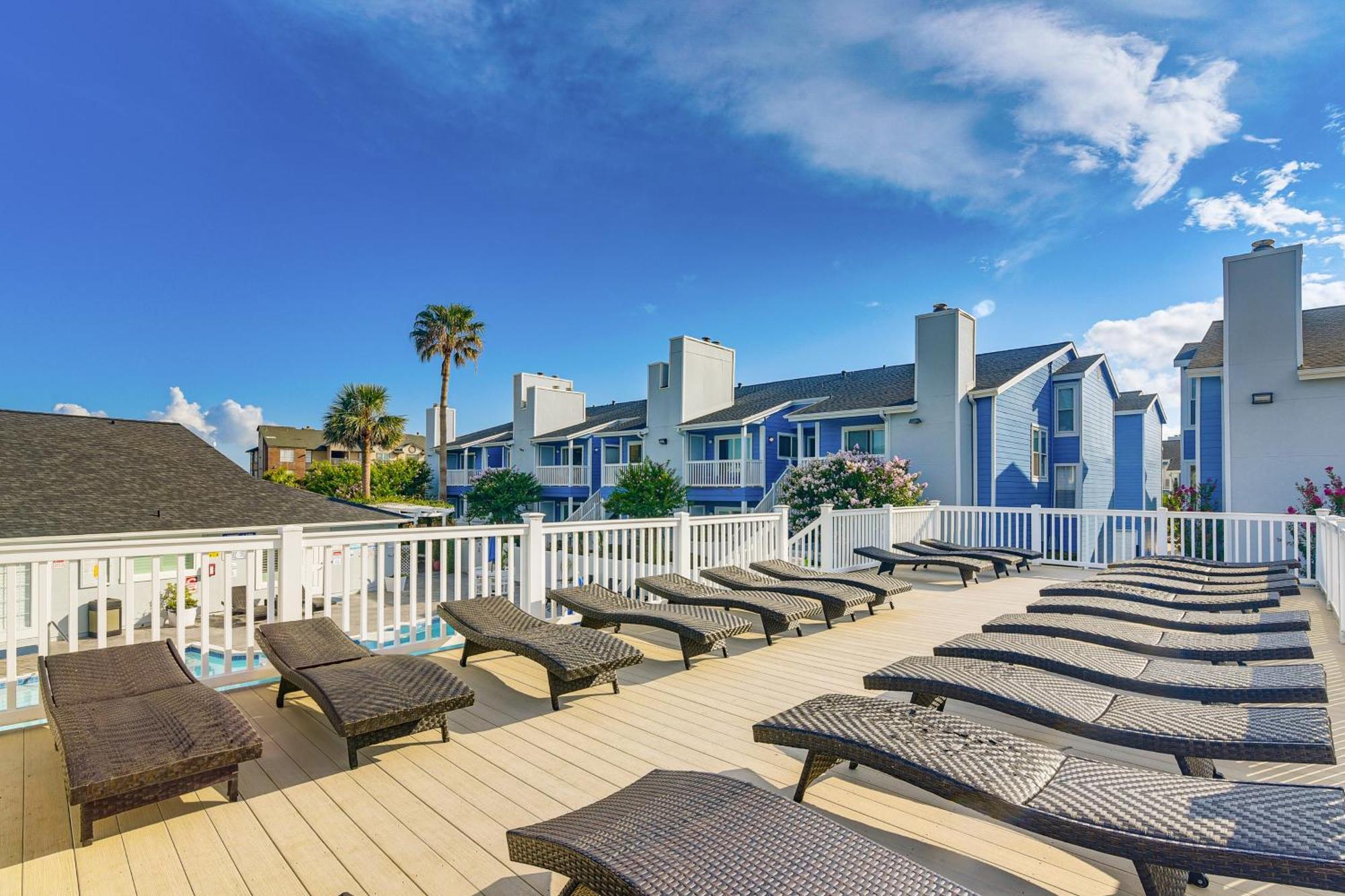 Romantic Retreat Bay View, Pool Access! Galveston
