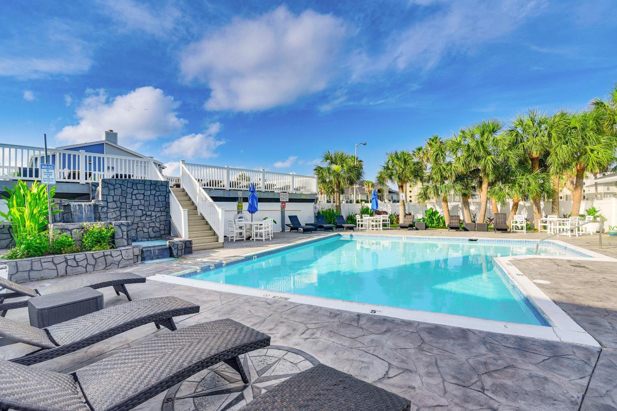 Romantic Retreat Bay View, Pool Access! * Galveston