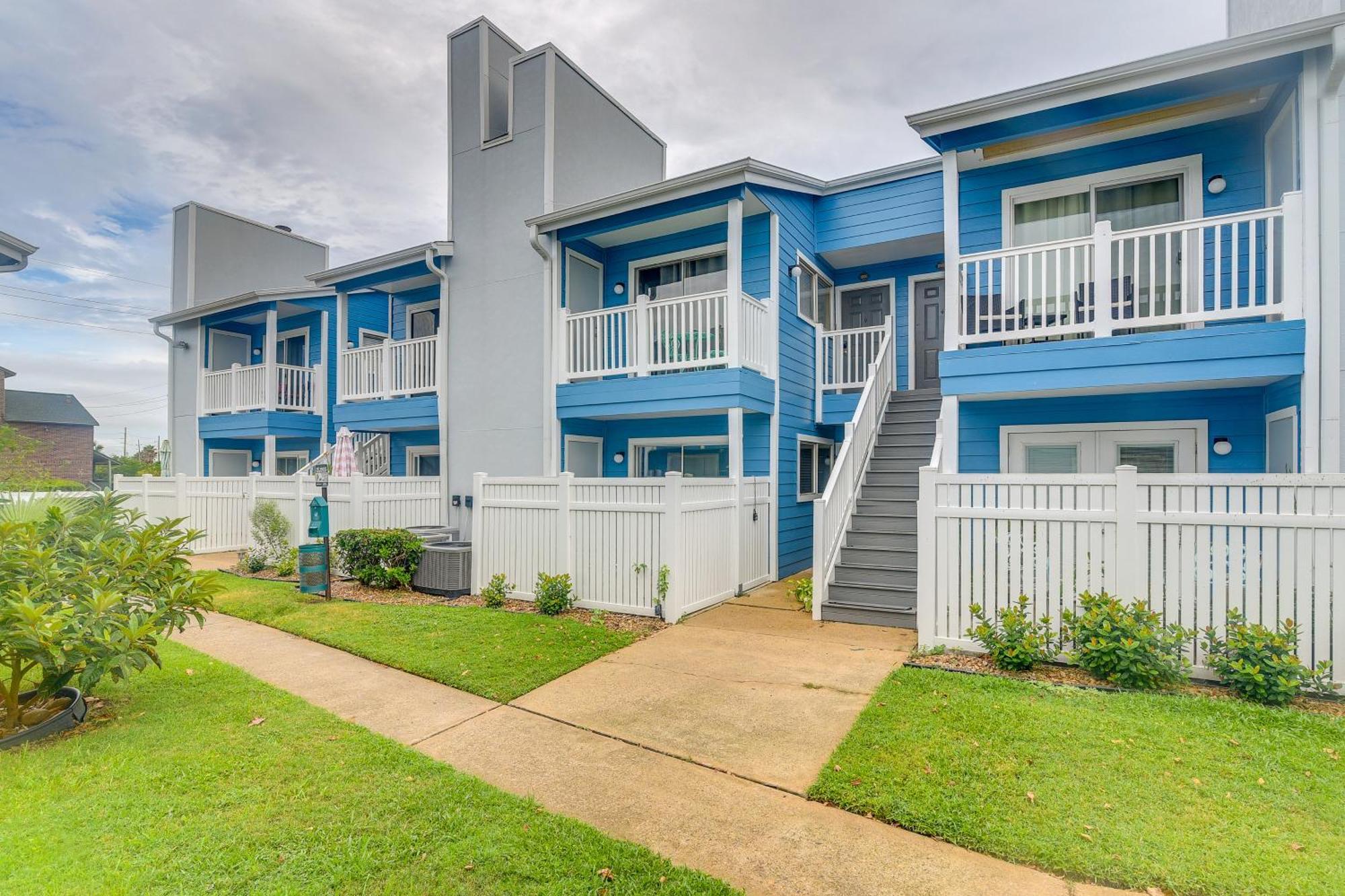 Romantic Retreat Bay View, Pool Access! * Galveston