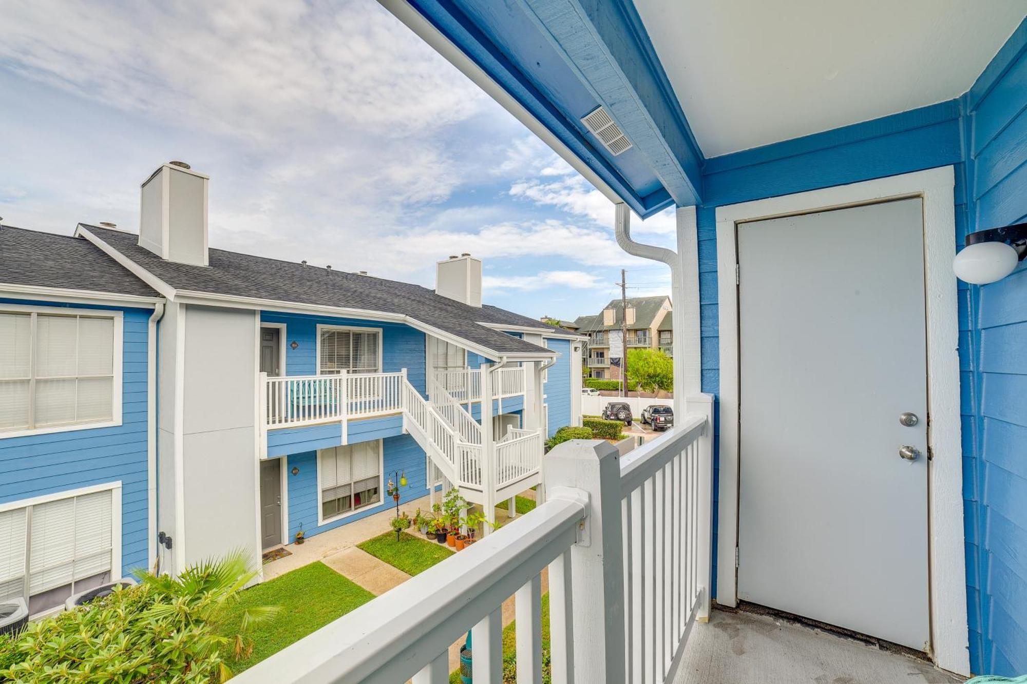 Romantic Retreat Bay View, Pool Access! Galveston
