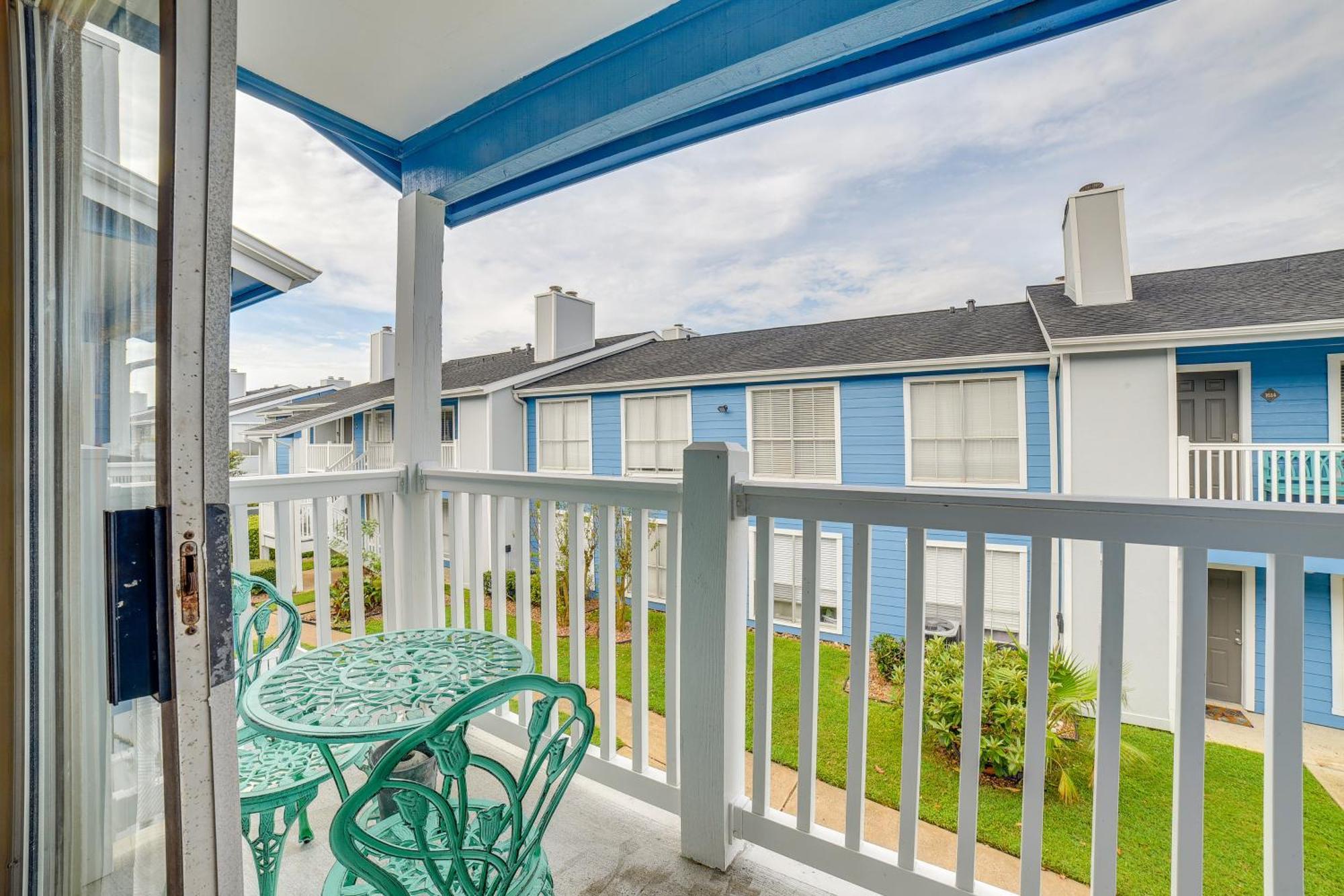 Romantic Retreat Bay View, Pool Access! Galveston
