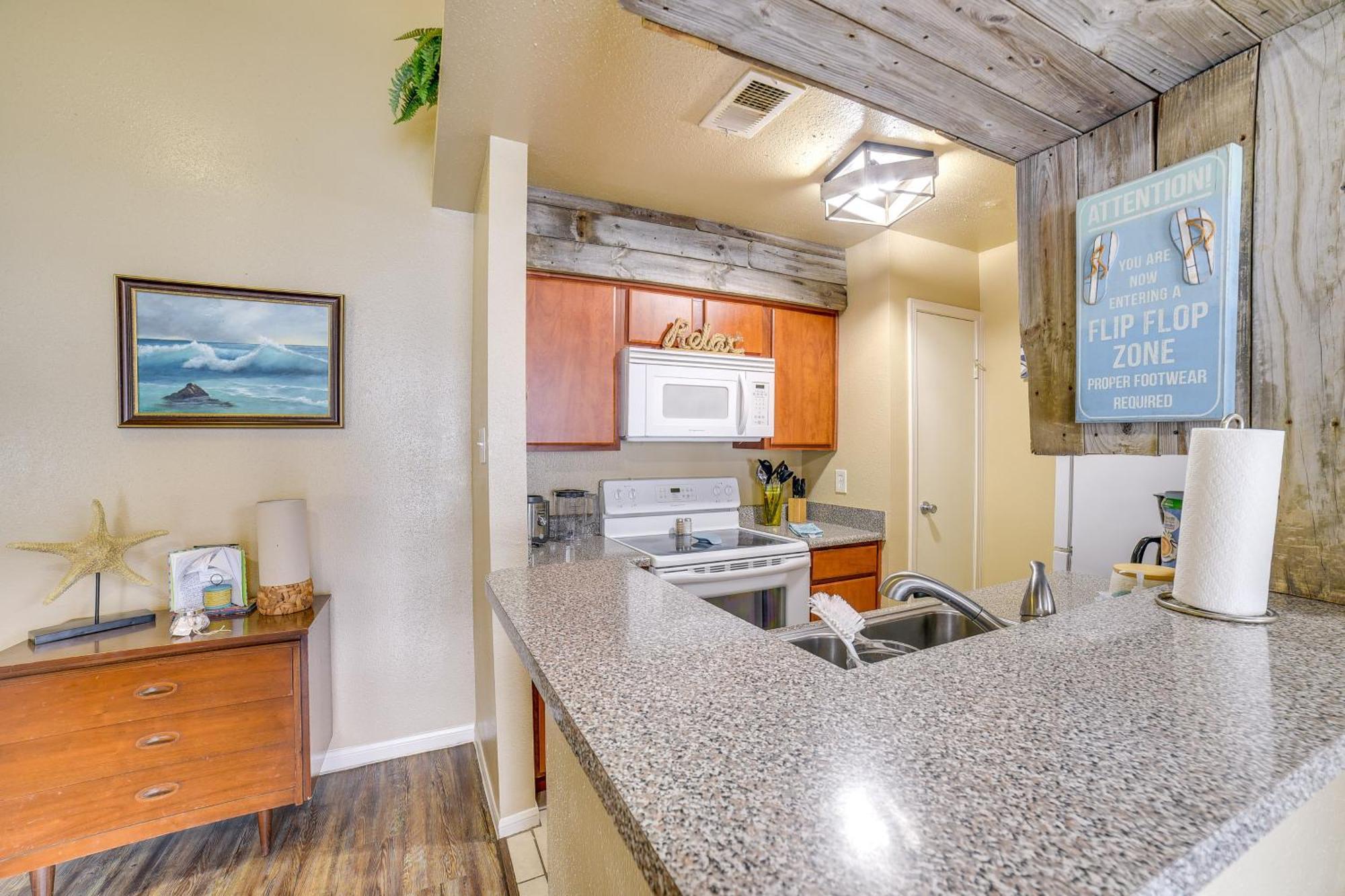 Romantic Retreat Bay View, Pool Access! Apartment Galveston