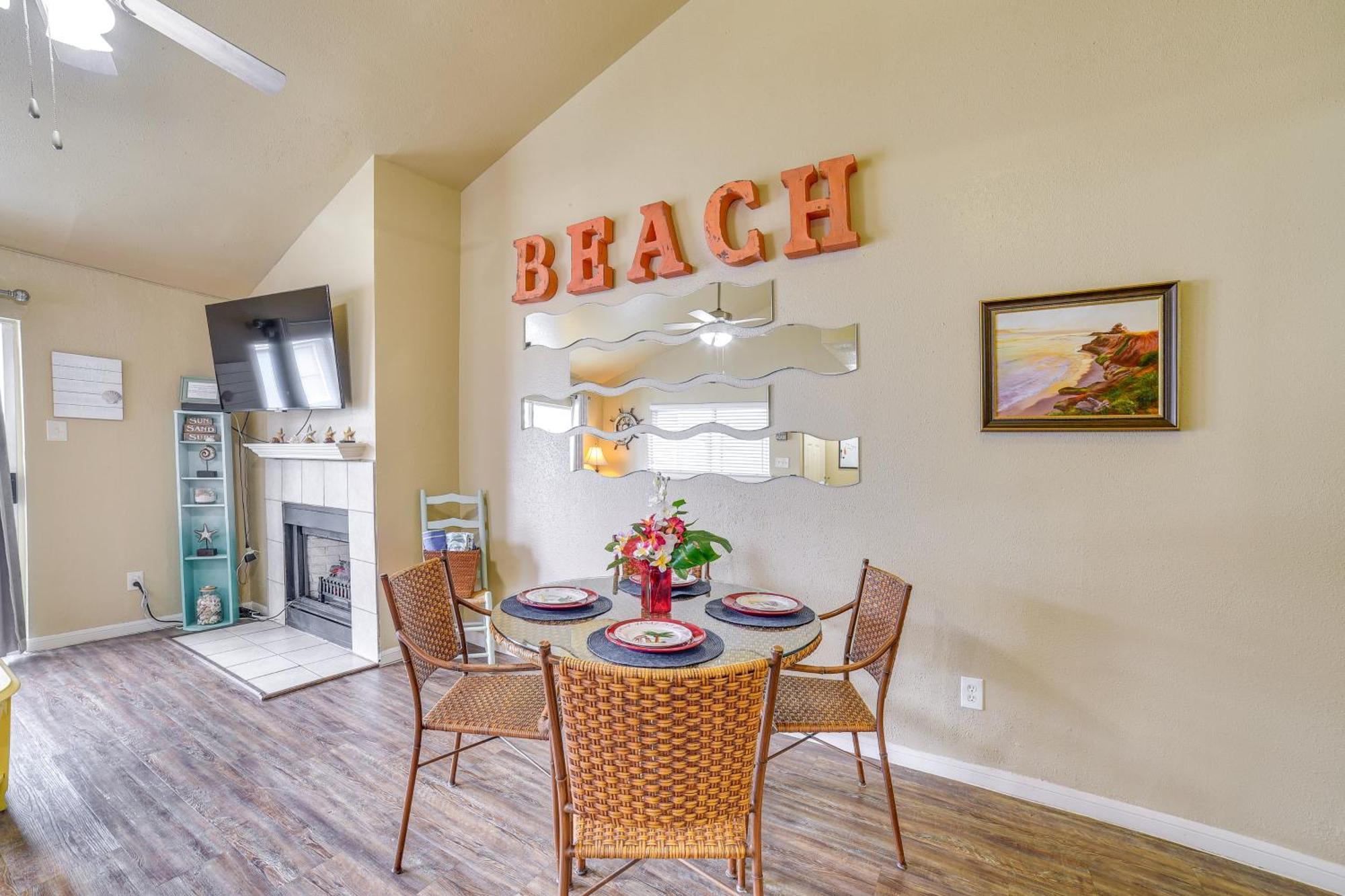 Romantic Retreat Bay View, Pool Access! Galveston