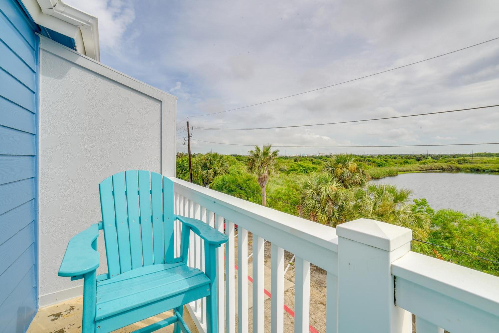 Romantic Retreat Bay View, Pool Access! * Galveston