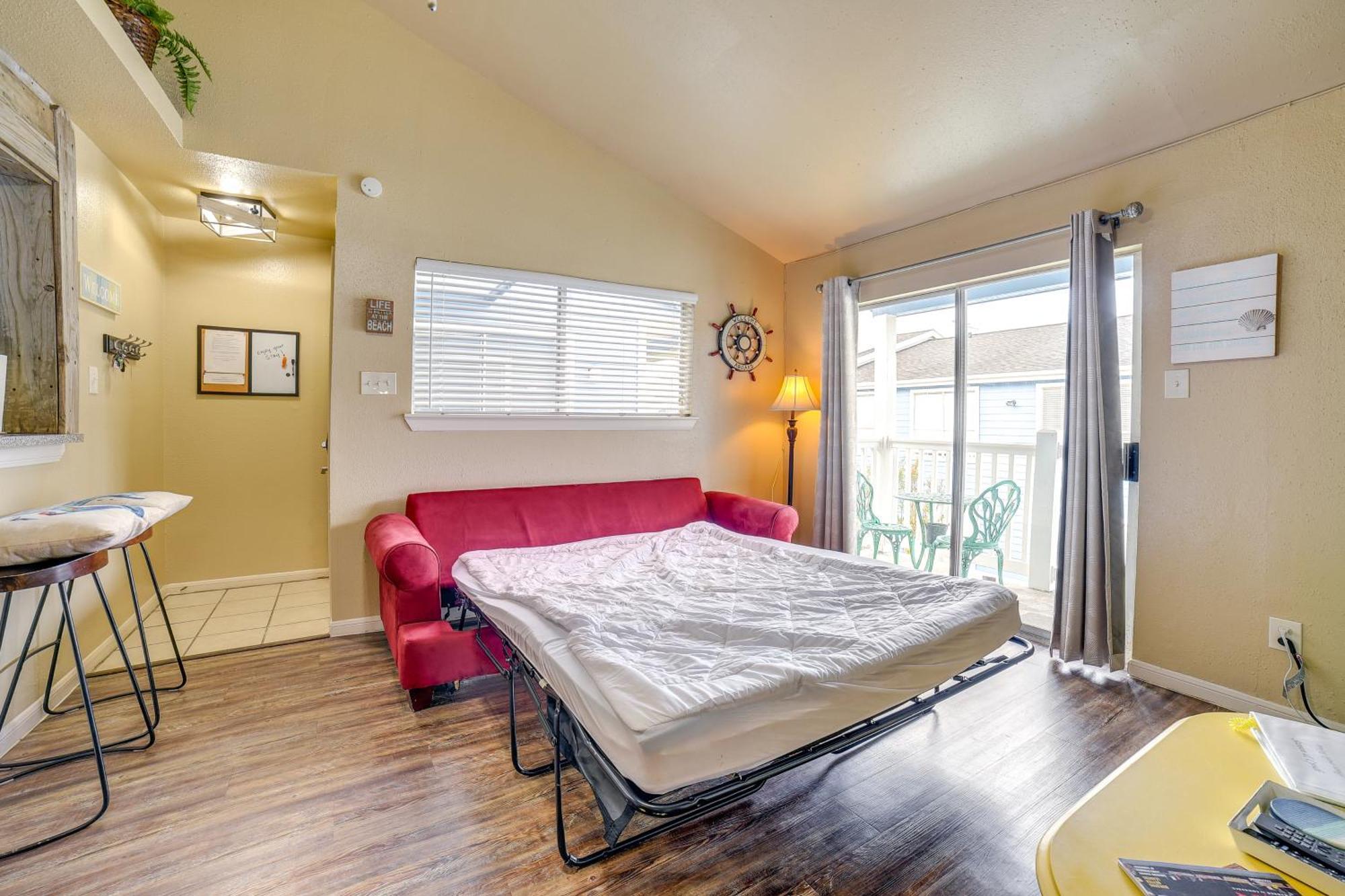 Romantic Retreat Bay View, Pool Access! Apartment Galveston