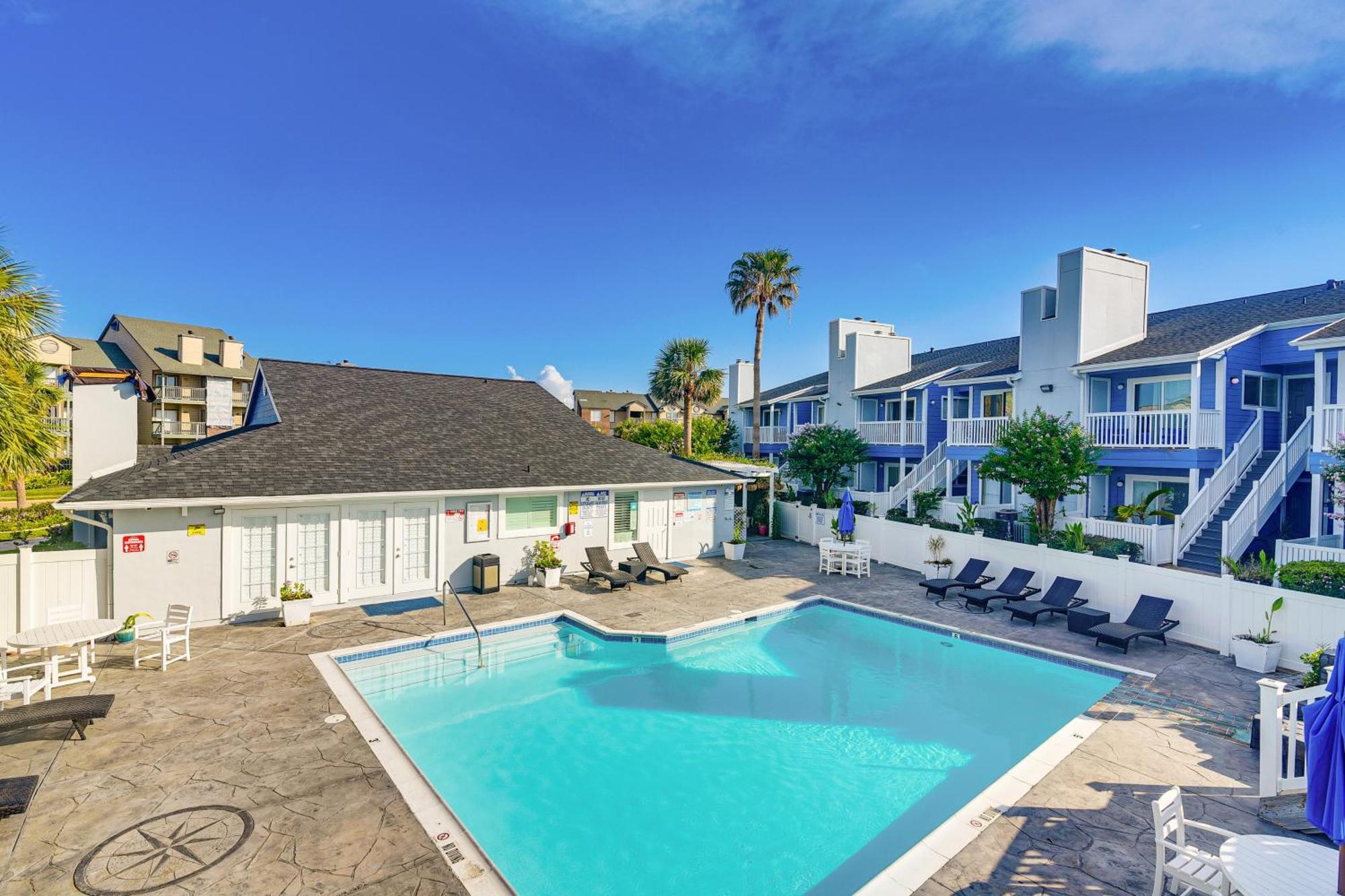 Romantic Retreat Bay View, Pool Access! * Galveston