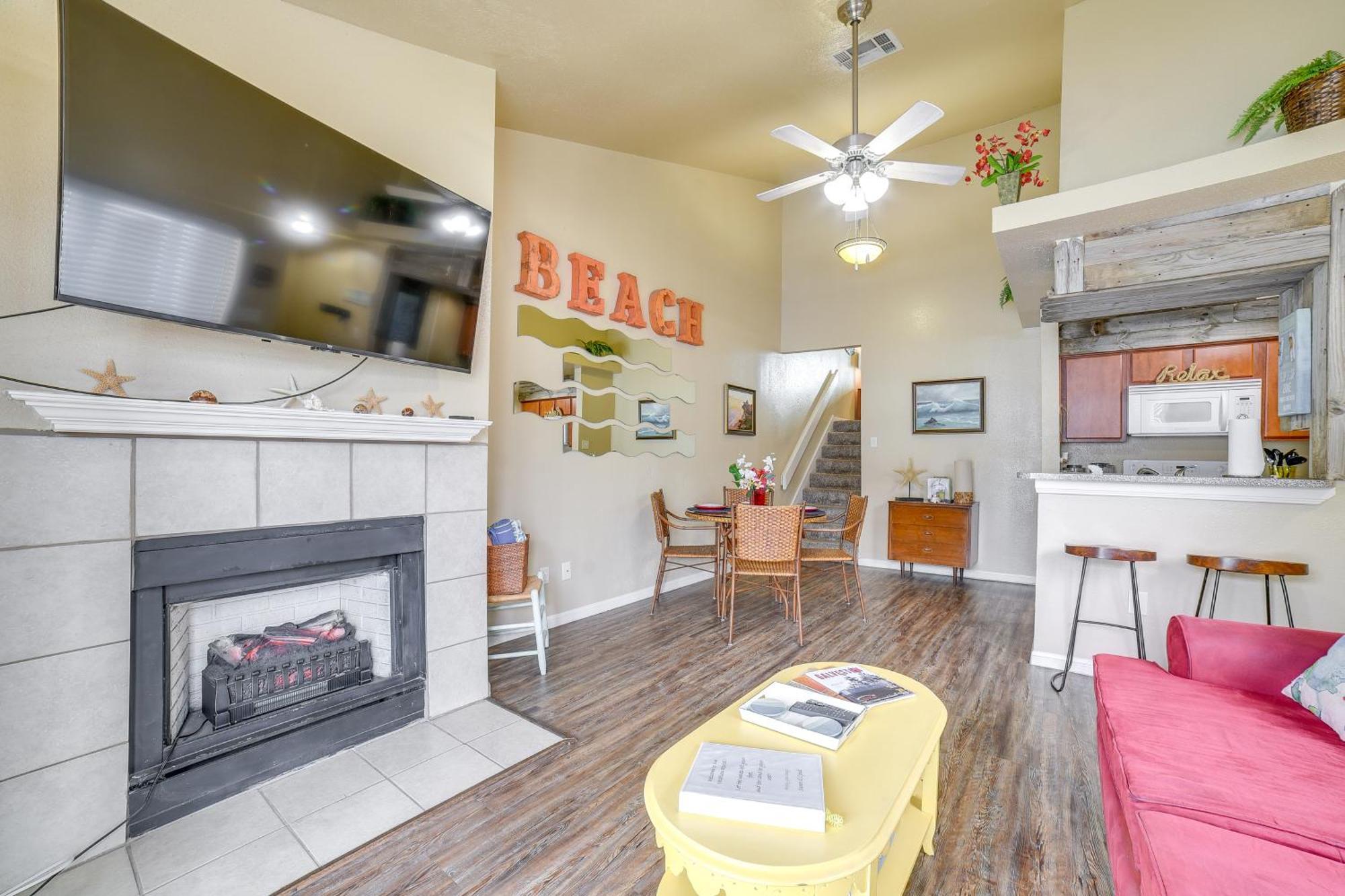 Romantic Retreat Bay View, Pool Access! Galveston