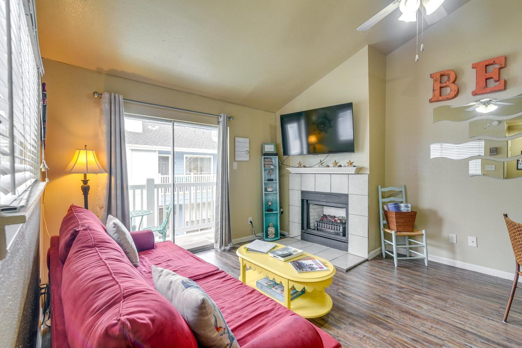 Romantic Retreat Bay View, Pool Access! Apartment Galveston