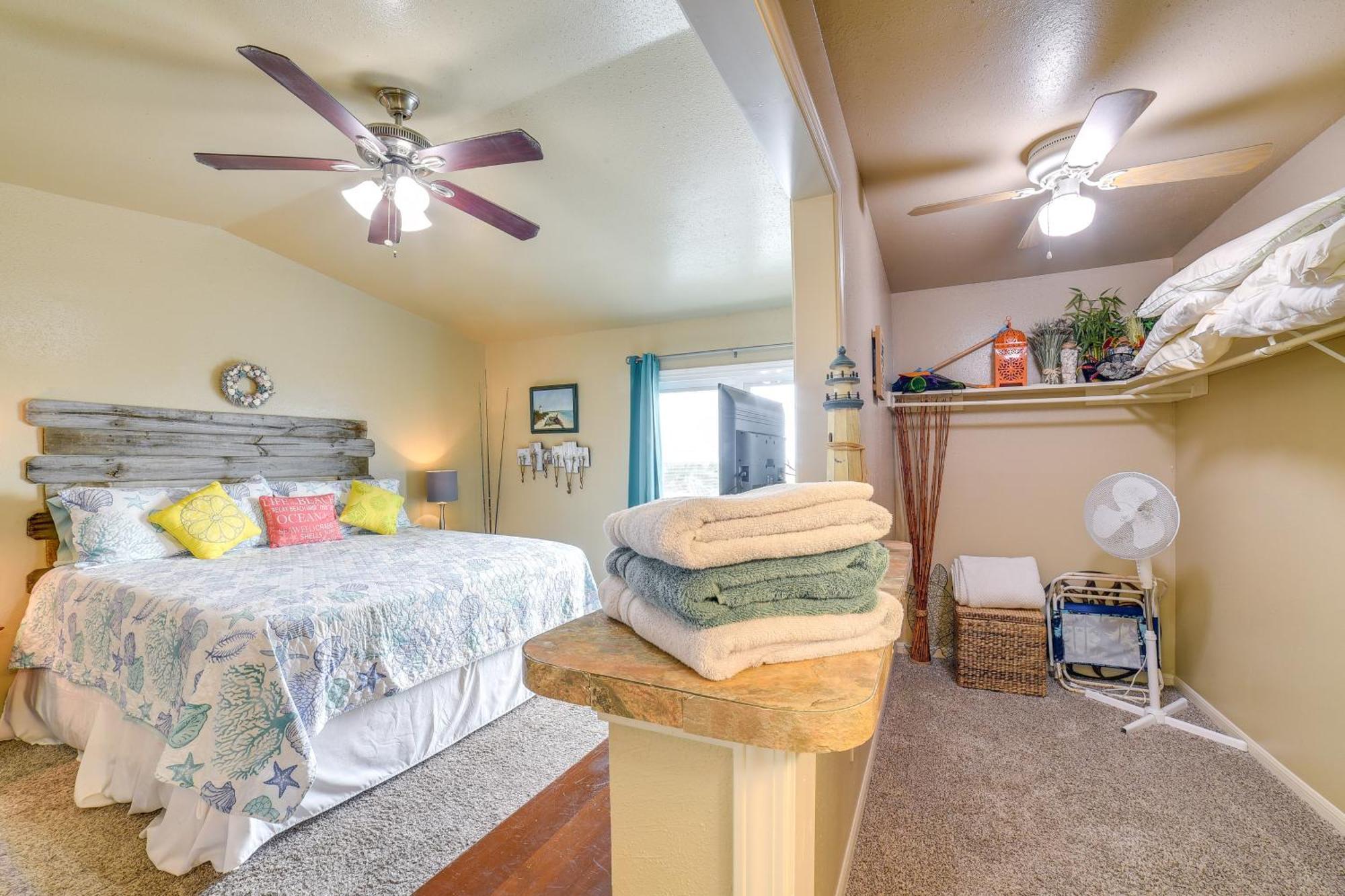 Romantic Retreat Bay View, Pool Access! Apartamento